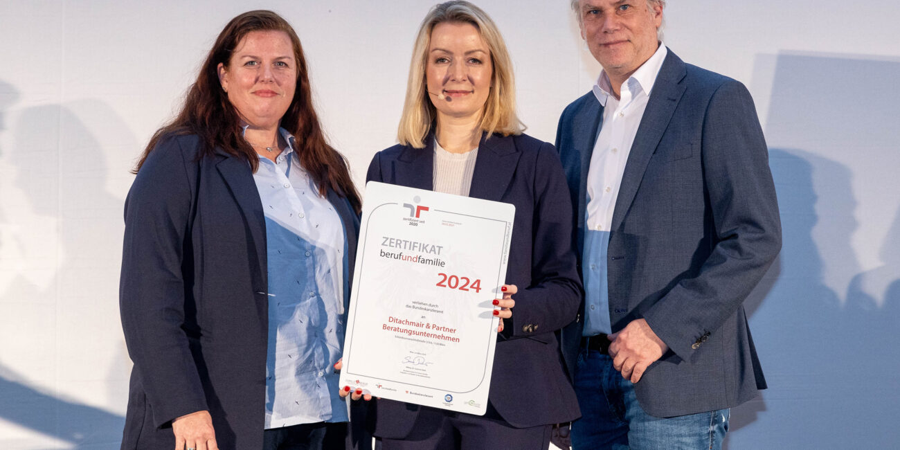 Birgit Seidl und Harald Kopp von Ditachmair & Partner mit der verliehenen Auszeichnung.