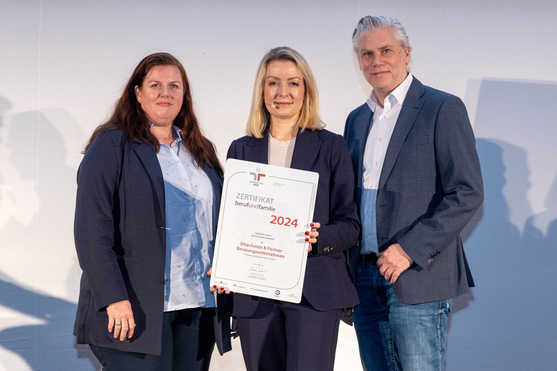 Birgit Seidl und Harald Kopp von Ditachmair & Partner mit der verliehenen Auszeichnung.