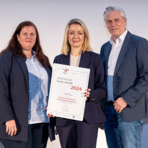 Birgit Seidl und Harald Kopp von Ditachmair & Partner mit der verliehenen Auszeichnung.