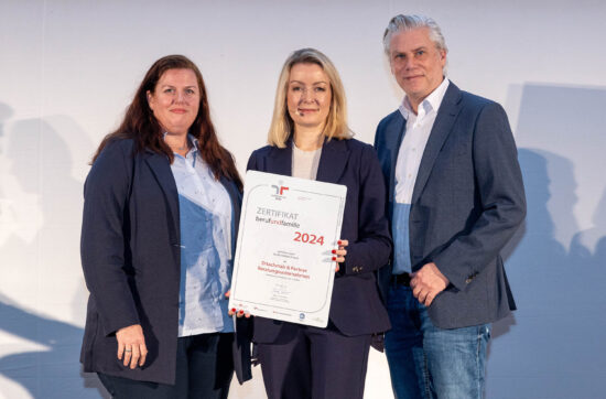 Birgit Seidl und Harald Kopp von Ditachmair & Partner mit der verliehenen Auszeichnung.