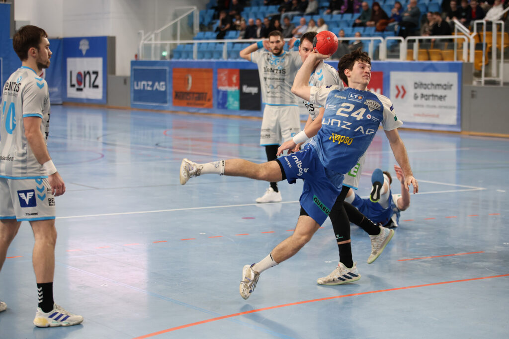 Bachmann Moritz beim Wurf im Spiel HC Linz AG vs. HSG Bärnbach/Köflach